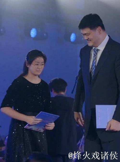 姚明15岁女儿身高接近2米！英语流利出众，为父亲担任翻译，令人惊艳